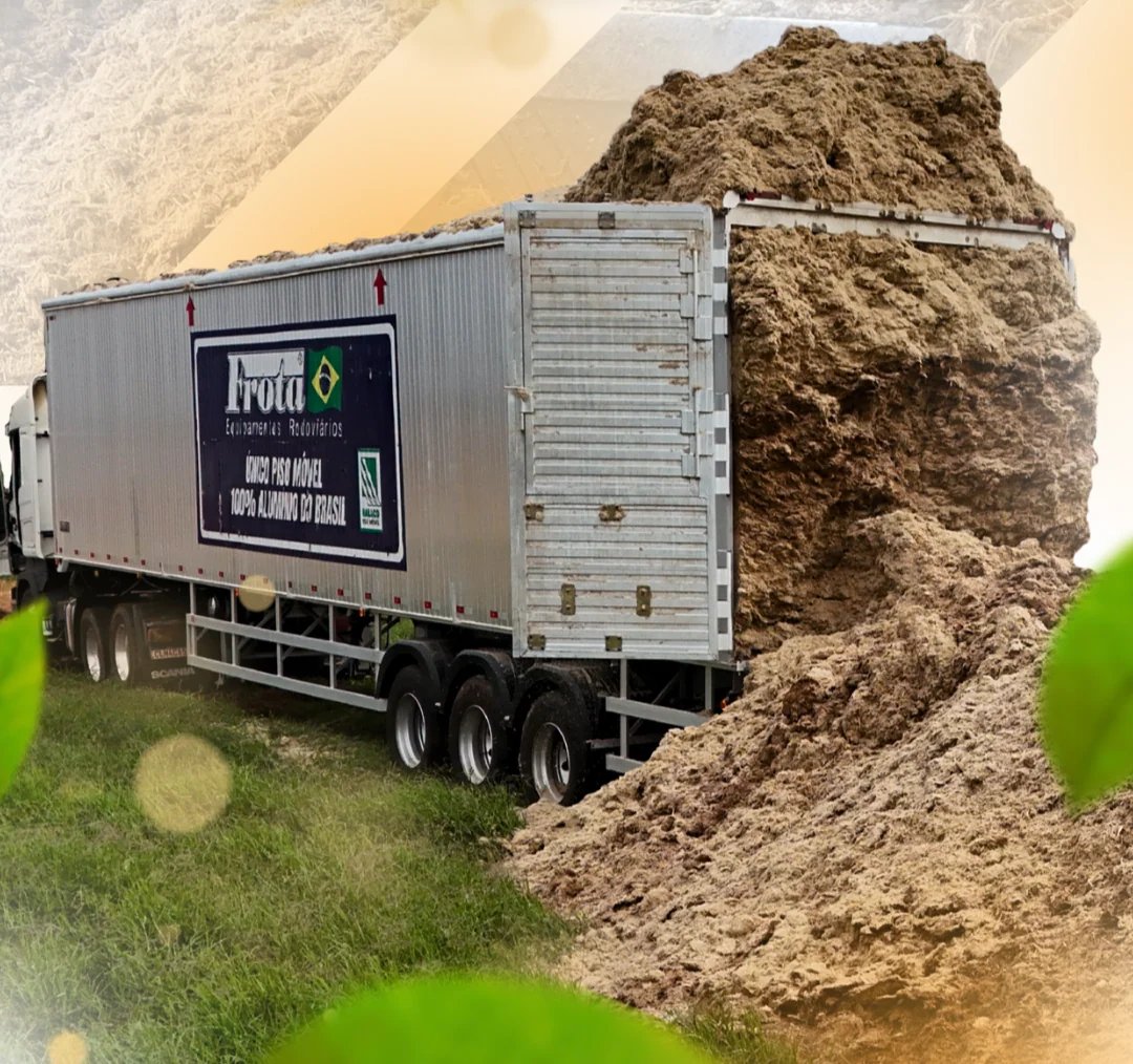 Semirreboque Piso Móvel 100% alumínio Frota Brasil com carga de biomassa